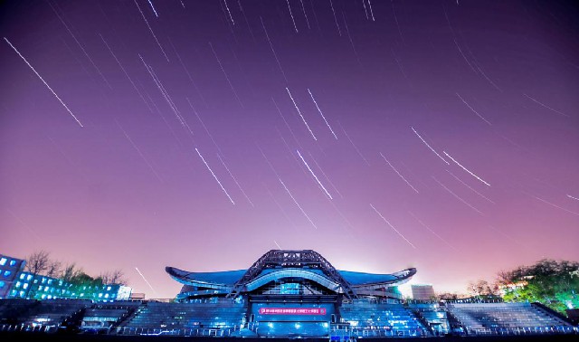 夜幕下的体育馆